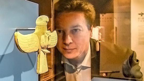 Prof. Dr. Rainer-Maria Wiess betrachtet fasziniert die Figur eines Falken aus einem Grab der Königsnekropole von Gonur Deppe. | Foto: Niels Kreller