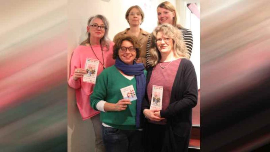Die Gleichstellungsbeauftragten Nikola Laudien (von links, Gemeinde Stelle), Andrea Schrag (Landkreis Harburg), Ulrike Glüer (Gemeinde Neu Wulmstorf), Maren Altmann (Samtgemeinde Tostedt) und Birte Gutjahr (Winsen, hinten rechts) begrüßten die Gäste zum Kinoabend im Buchholzer Movieplexx. | Foto: ein