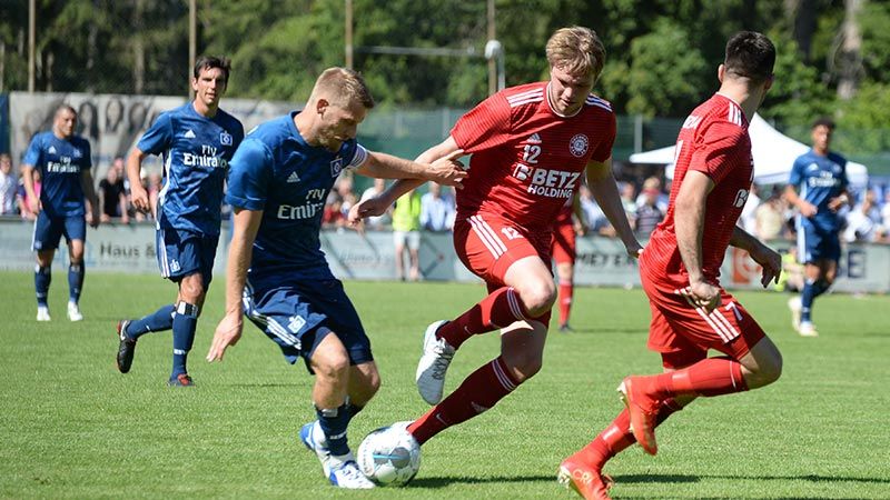 HSV-Kapitän Aaron Hunt im Zweikampf mit Claas Brau (TSV Buchholz 08). | Foto: André Lenthe Fotografie