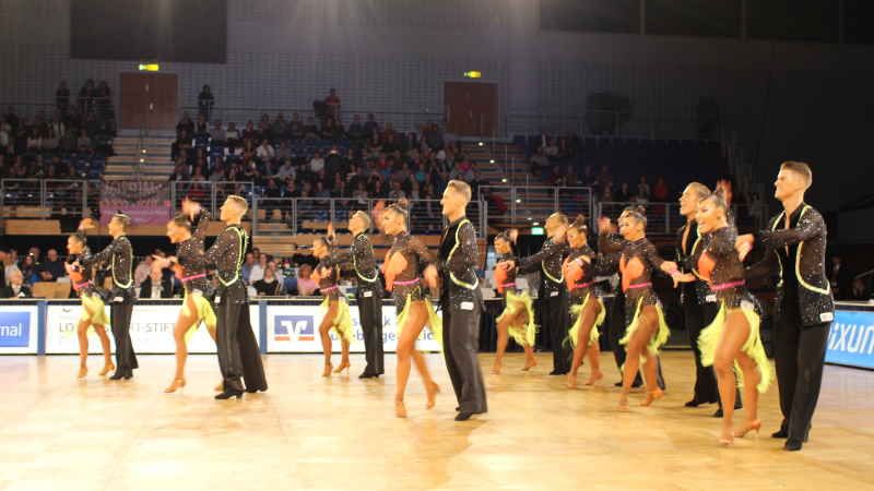 Präsentierten sich auf eigenem Parkett in der Bremer Stadthalle in Bestform: Die acht Paare des Weltmeister-Teams vom Grün-Gold-Club Bremen. | Foto: Wolfgang Gnädig