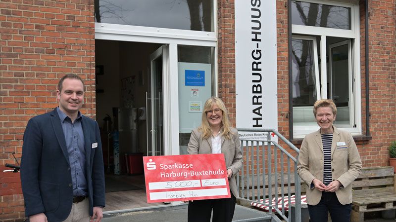 Starkes Engagement für das Harburg-Huus: Einrichtungsleiter Thorben Goebel-Hansen, Sandra Becker (Sparkasse Harburg-Buxtehude) und Dr. Simone Thiede (DRK Harburg). | Foto: ein