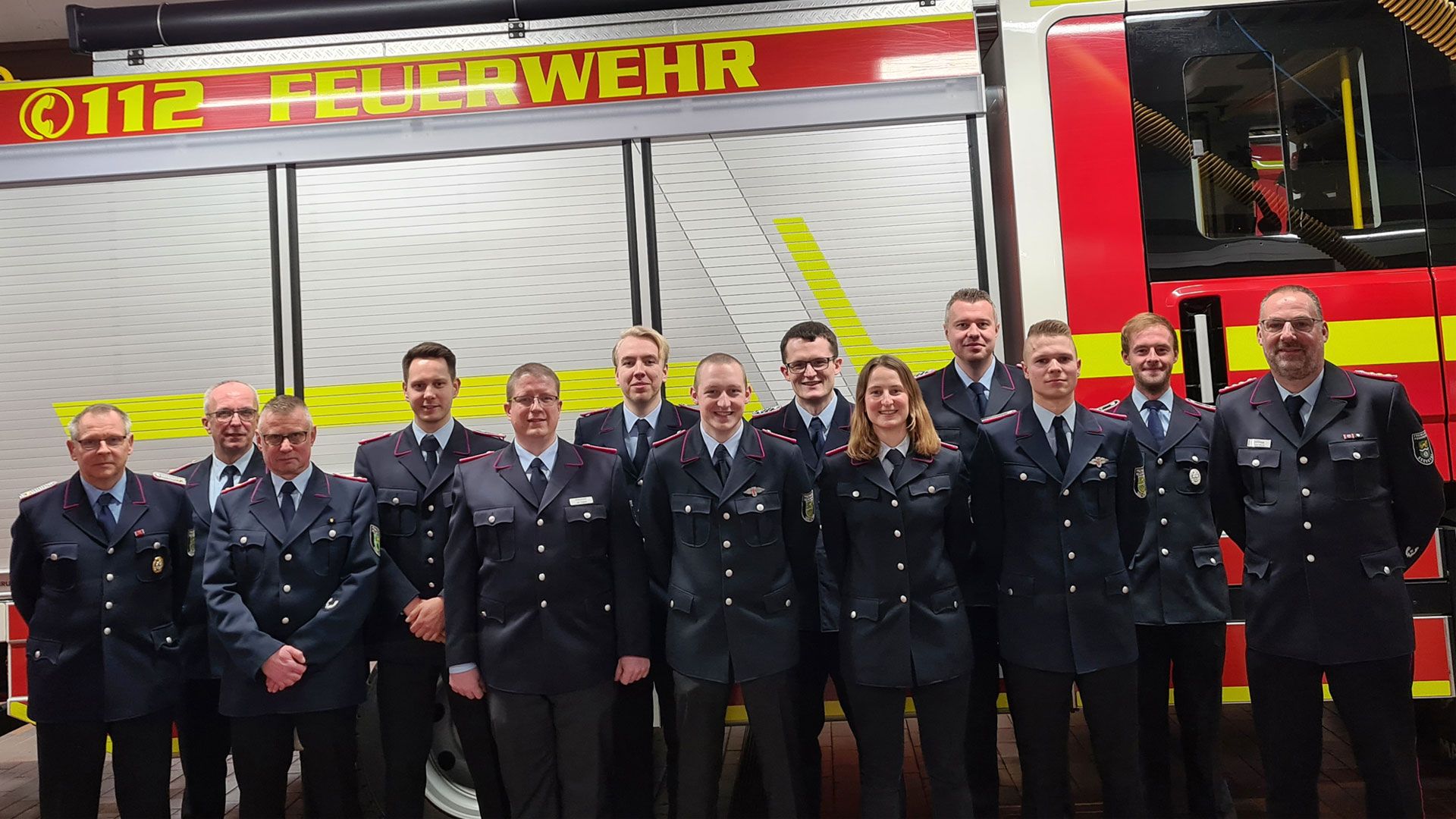 Bei der Feuerwehr Maschen freuen sich Axel Neumann (von links), Kreisbrandmeister Volker Bellmann, Torsten Meyer, Felix Bethe, Jan Eggert, Jan Hannig, Fabian Grimm, Timo Klask, Sina-Janine Kossack, Thomas Müller, Kim-Werner Bornemann, Sebastian Grossmann und Gemeindebrandmeister Rainer Wendt über die Wahlen, Ehrungen und Beförderungen. | Foto: Feuerwehr Maschen