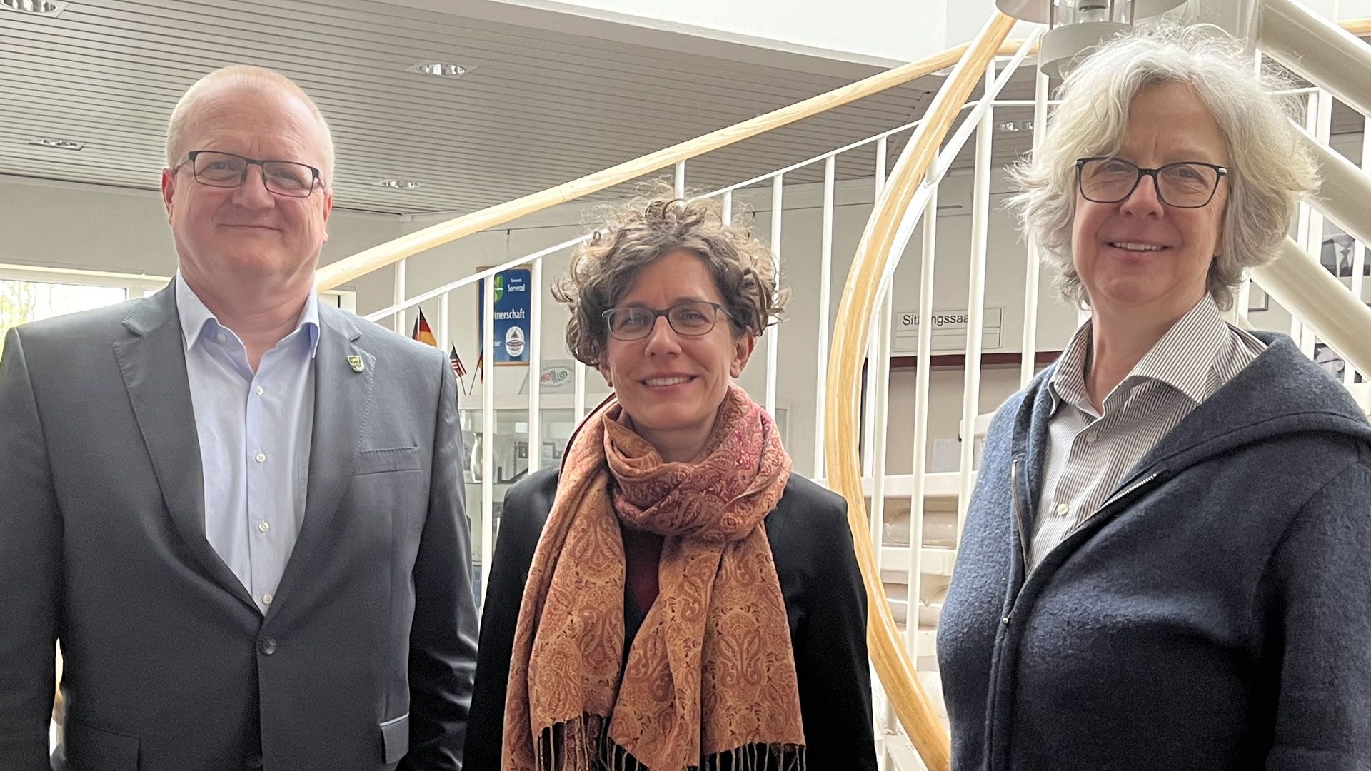 Mike Wille (von links, Allgemeiner Verwaltungsvertreter), Katrin Hilpert und Seevetals Bürgermeisterin Emily Weede. | Foto: Gemeinde Seevetal