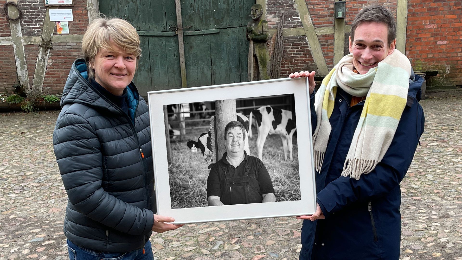 Berit Neß (links) und Carolin George präsentieren beim Aktionstag „Seevetal summt“ an der Wassermühle Karoxbostel ihre Foto-Ausstellung „LandMenschen – Wege entstehen beim Gehen“. | Foto: Carsten Weede