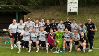 Gute Laune bei den Spielerinnen, Trainern und Betreuern nach dem 3:1-Sieg des Frauen-Fußball-Teams vom FC JesBe gegen die Mannschaft vom SC Spelle-Venhaus. Foto: FC JesBe