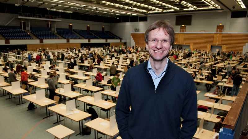 Nobert Hoffmann freut sich über die Auszeichnung für hervorragende Hochschullehre. | Foto: ein
