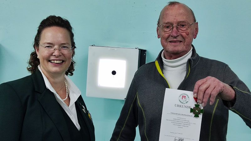 Die Präsidentin des Kreisverbands Harburg-Stadt, Martina Wiechers aus Neuenfelde, ehrte Bernhard Dassler, den Ehrenvorsitzenden des SV Neugraben-Scheideholz. | Foto: ein