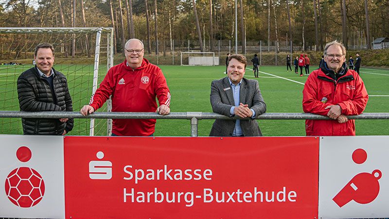 Freuen sich über die neue Partnerschaft zwischen Sparkasse Harburg-Buxtehude und FTSV Altenwerder: Jörn Stolle (v.l.), Tobias Annuß, Matty Neumann und Ingo Brussolo. | Foto: Niels Kreller