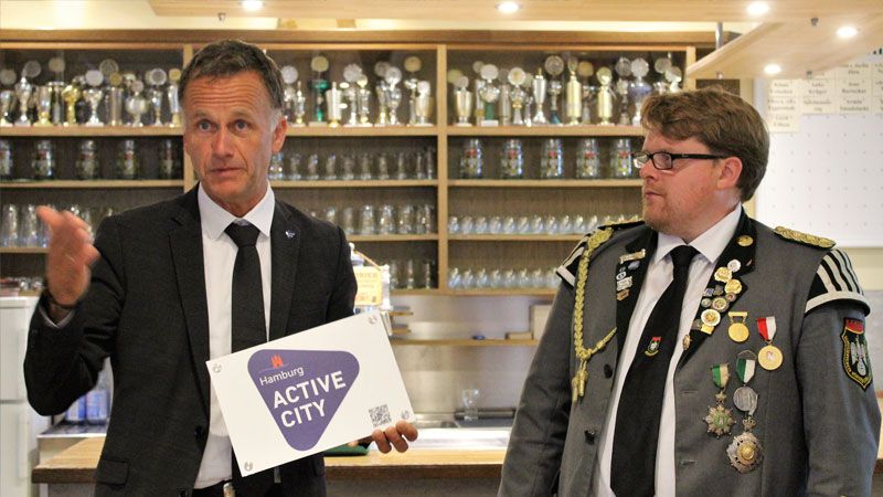 Der 1. Vorsitzende der Rönneburger Schützen Markus Jörn (rechts) begrüße Staatsrat Christoph Holstein. | Foto: Jan Stüve