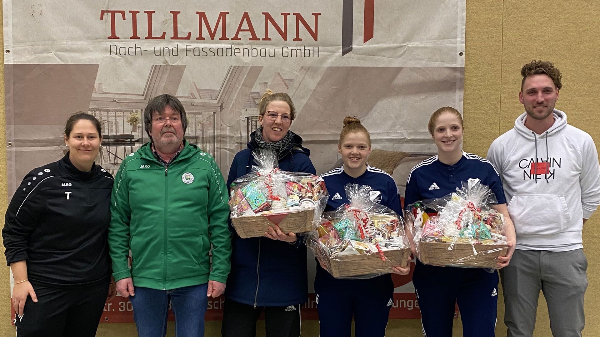 Freuen sich über die persönlichen Ehrungen: Ratzeburgs Anna Schröder als beste Torhüterin (Mitte) sowie die Stellerinnen Anika Prüfer (3. v. r.) als beste Spielerin und Alina Prüfer (2. v. r.) als beste Torschützin mit Elbmarschs 1. Frauen-Trainerin Vanessa Plieschke (links), Elbmarschs Vorsitzender Jens Heidemann (2. v. l.) sowie mit Marvin Meyer (rechts) von Turnierhauptsponsor Tillmann Dach- und Fassadenbau GmbH. | Foto: Eintracht Elbmarsch