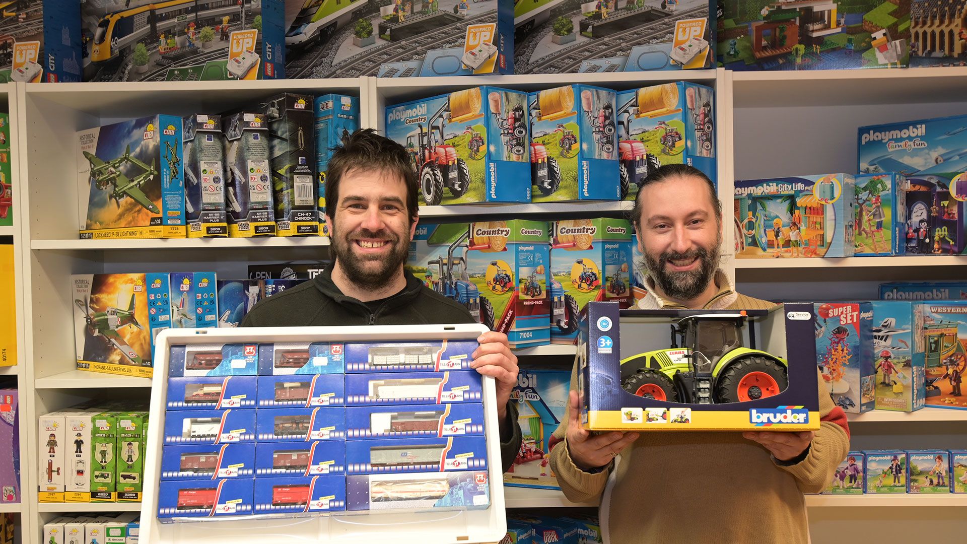 Kai Werner (links) und Dennis Fricke freuen sich in der Spielzeugkiste in Buchholz auf kleine und große Kunden.