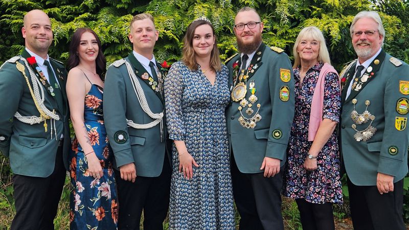 Vahrendorfs König Florian Cordes freut sich mit seiner Crew auf das kommende Schützenfest. | Foto: ein