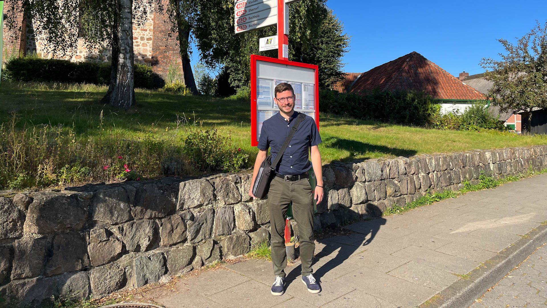Lukas Jahreis, Leiter der Planungsabteilung im Seevetaler Rathaus, an der Haltestelle Hittfeld, Kirche. | Foto: ein