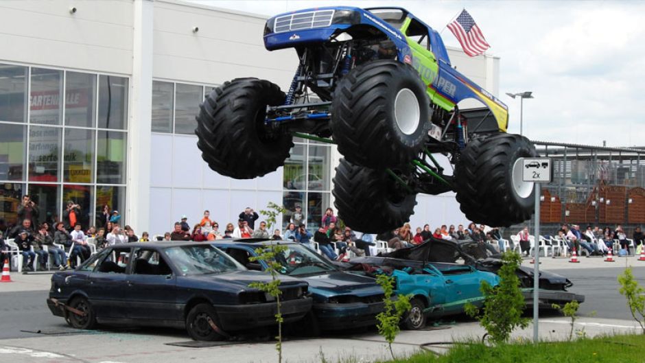 Die Stunt & Action Show Roselly bietet mit ihren Monster Trucks ein spektakuläres Programm für Groß & Klein! | Foto: ein