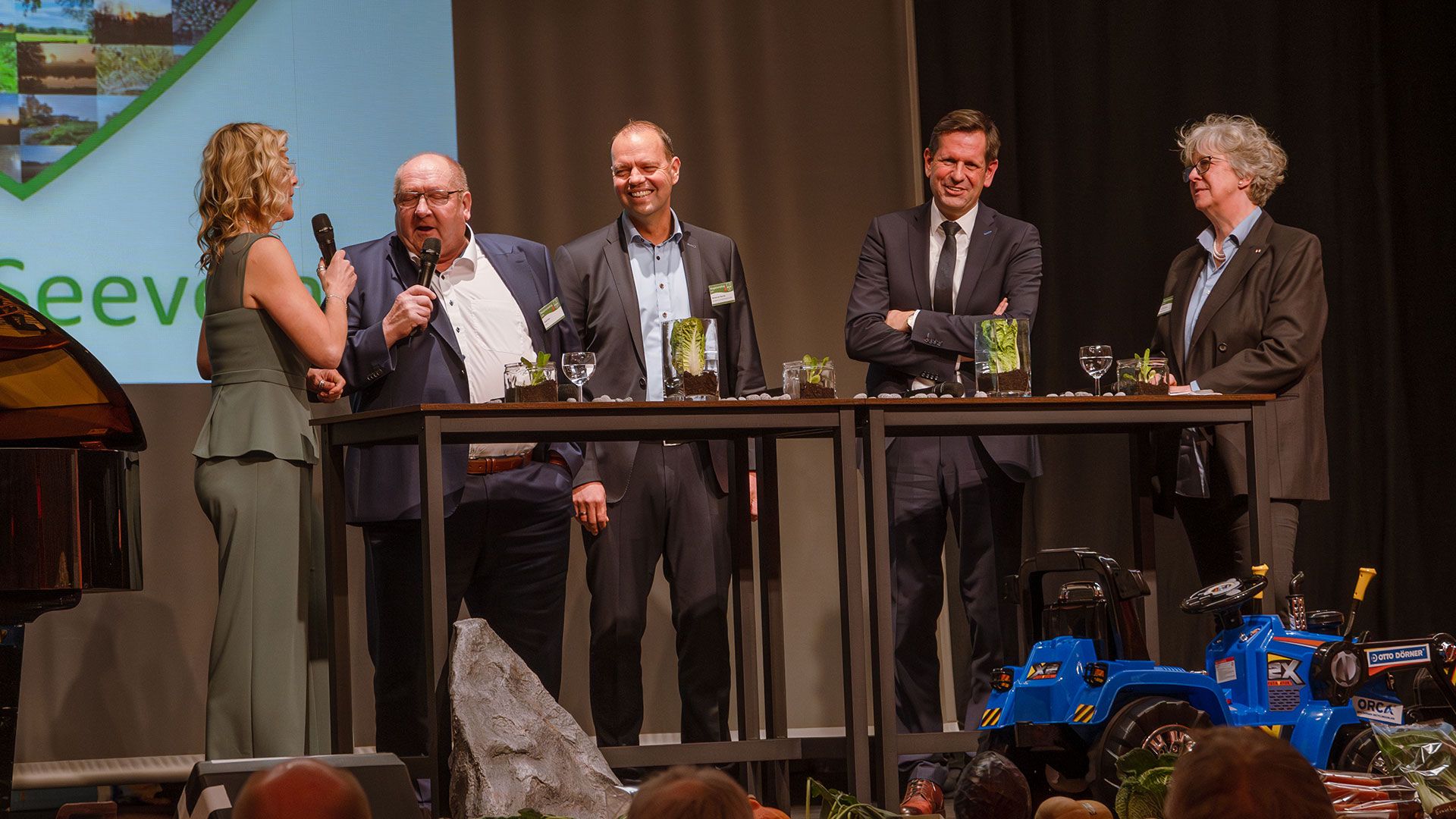 In der Diskussion wurde das Gehörte von Bürgermeisterin Emily Weede, Minister Olaf Lies sowie Rudolf Behr und Michael von Malottky diskutiert. Die Moderation übernahm wieder Antje Diller-Wolff. | Foto: Niels Kreller