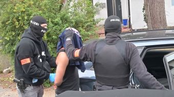 Das SEK führt der verhafteten Tatverdächtigen ab. Foto: Lenthe-Medien