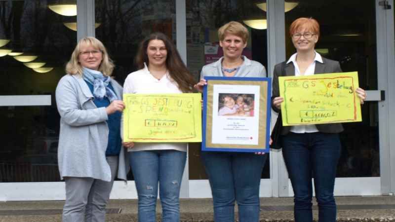 Dörte von Elling (von links), Anne Dietrich (beide Jugend aktiv e.V.), Bettina Fritsche (Schulleiterin Grundschule Jesteburg) und Dirka Grießhaber (DRK Harburg) bei der Spendenübergabe. | Foto: ein