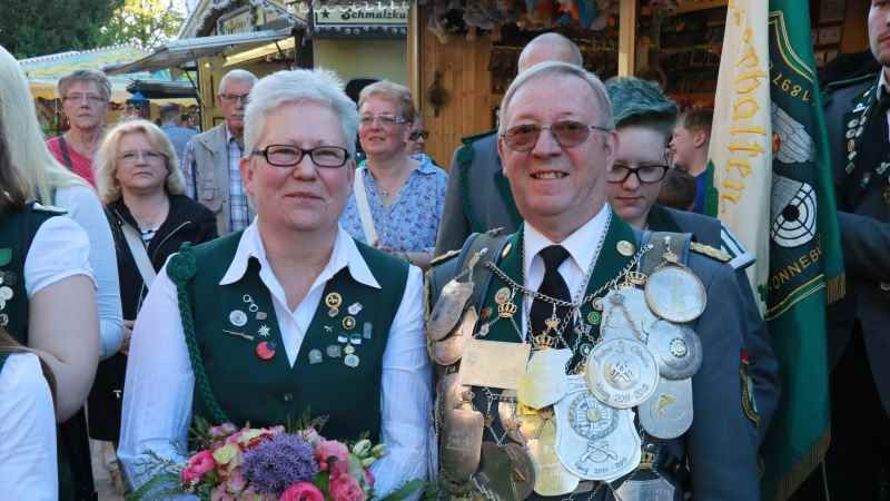 Das neue Königspaar vom SV Rönneburg- Manfred Merten mit seiner Frau Anke. | Foto: ein