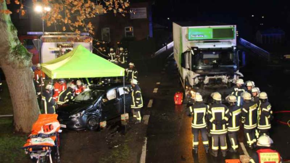 Eine Schwerverletzte forderte dieser Verkehrsunfall in der Scharmbecker Straße in Ashausen. | Foto: ein