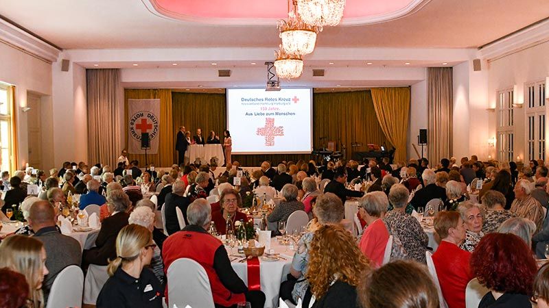 Vor vielen Gästen feierte das DRK Harburg am Freitag im Privathotel Lindtner seinen 150. Geburtstag - gerade einmal fünf Jahre, nachdem es den 125. begangen hatte. | Foto: Niels Kreller