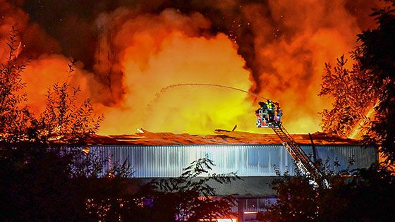 Da konnte die Feuerwehr nichts mehr machen: Die Lagerhalle in der Straße Alte Schleuse in Wilhelmsburg wurde vom Feuer vollkommen zerstört. | Foto: HamburgNews