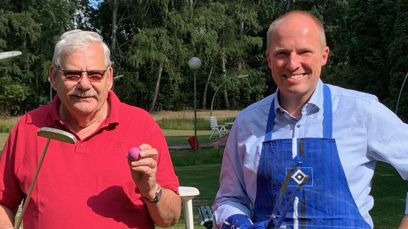 Bürgermeister Tobias Handtke wird beim Minigolfturnier der SPD Neu Wulmstorf seine HSV-Schürze anziehen und Organisator Gerd Hüners am Grill unterstützen. | Foto: ein