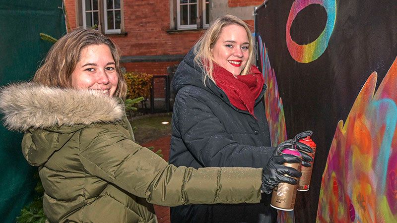 Louisa Knipschild (links) und Antonia Marmon von Harburg Marketing waren schon am Weihnachts-Selfie-Point auf dem Harburger Weihnachtsmarkt mit der Spraydose aktiv. | Foto: Niels Kreller