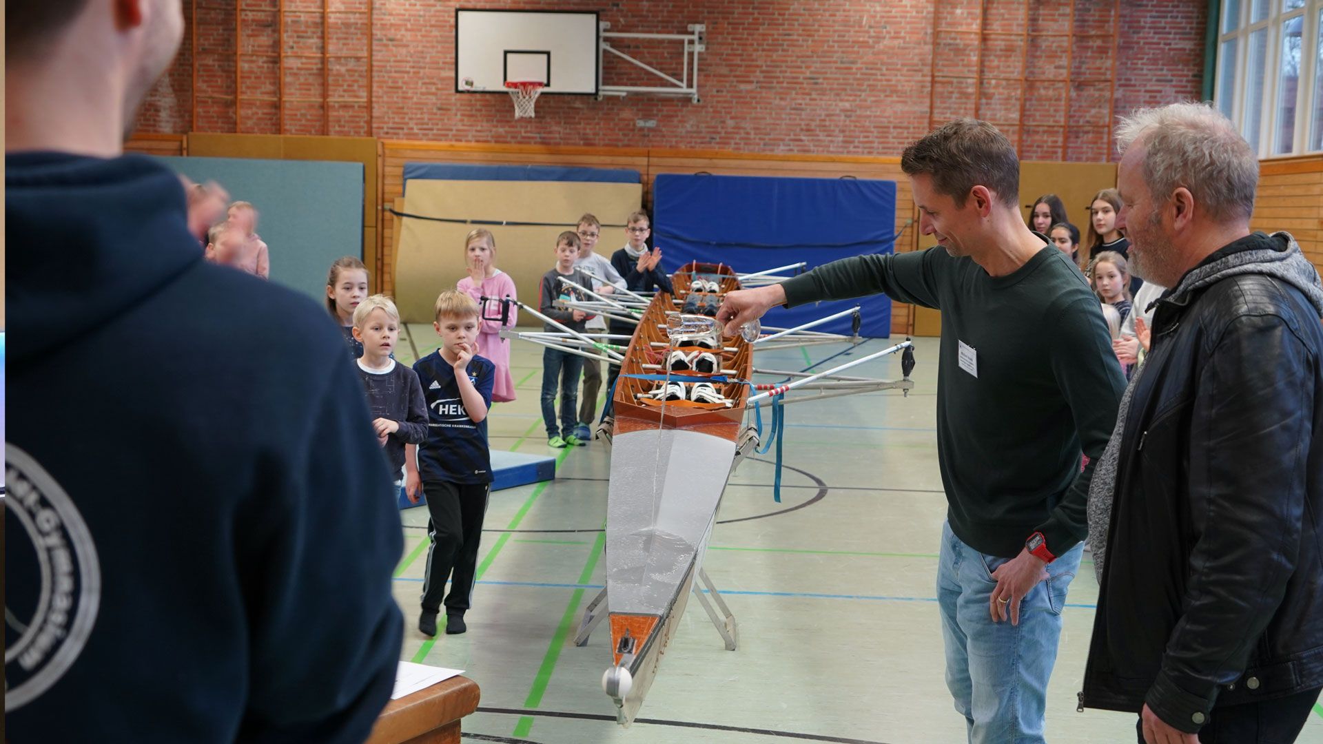 Das Alexander-von-Humboldt-Gymnasium konnte jetzt sein eigenes Ruderboot taufen. | Foto: ein