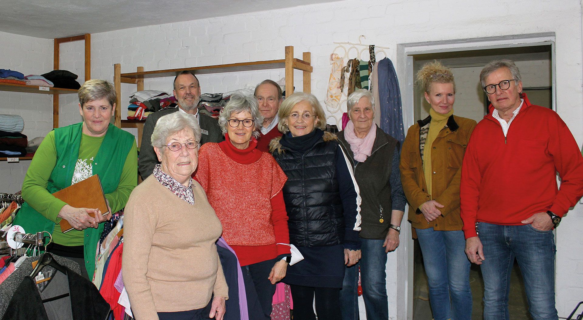 Jubilarin Brunhilde Lorenzen (2.v.l.) mit dem Team der Kleiderkammer, Geschäftsführer des DRK-Kreisverbands Harburg-Land Thomas Grambow (3.v.l.) und Vorsitzende des Ortsvereins Vahrendorf Adina Richter-Jakumeit (4.v.r.). | Foto: DRK Harburg-Land