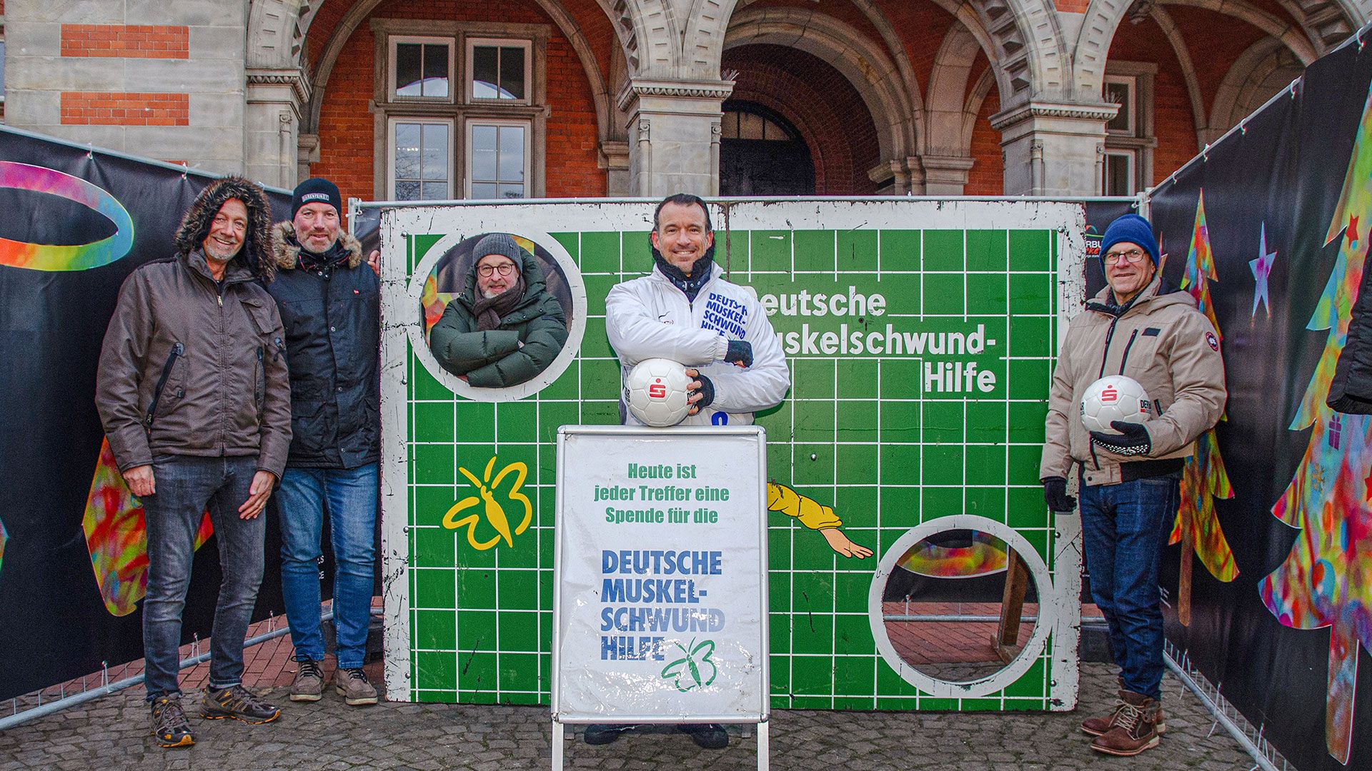 Am 15. Dezember wird wieder auf dem Harburger Weihnachtsmarkt zu Gunsten der Deutschen Muskelschwund-Hilfe auf die Torwand geschossen. | Foto: ein