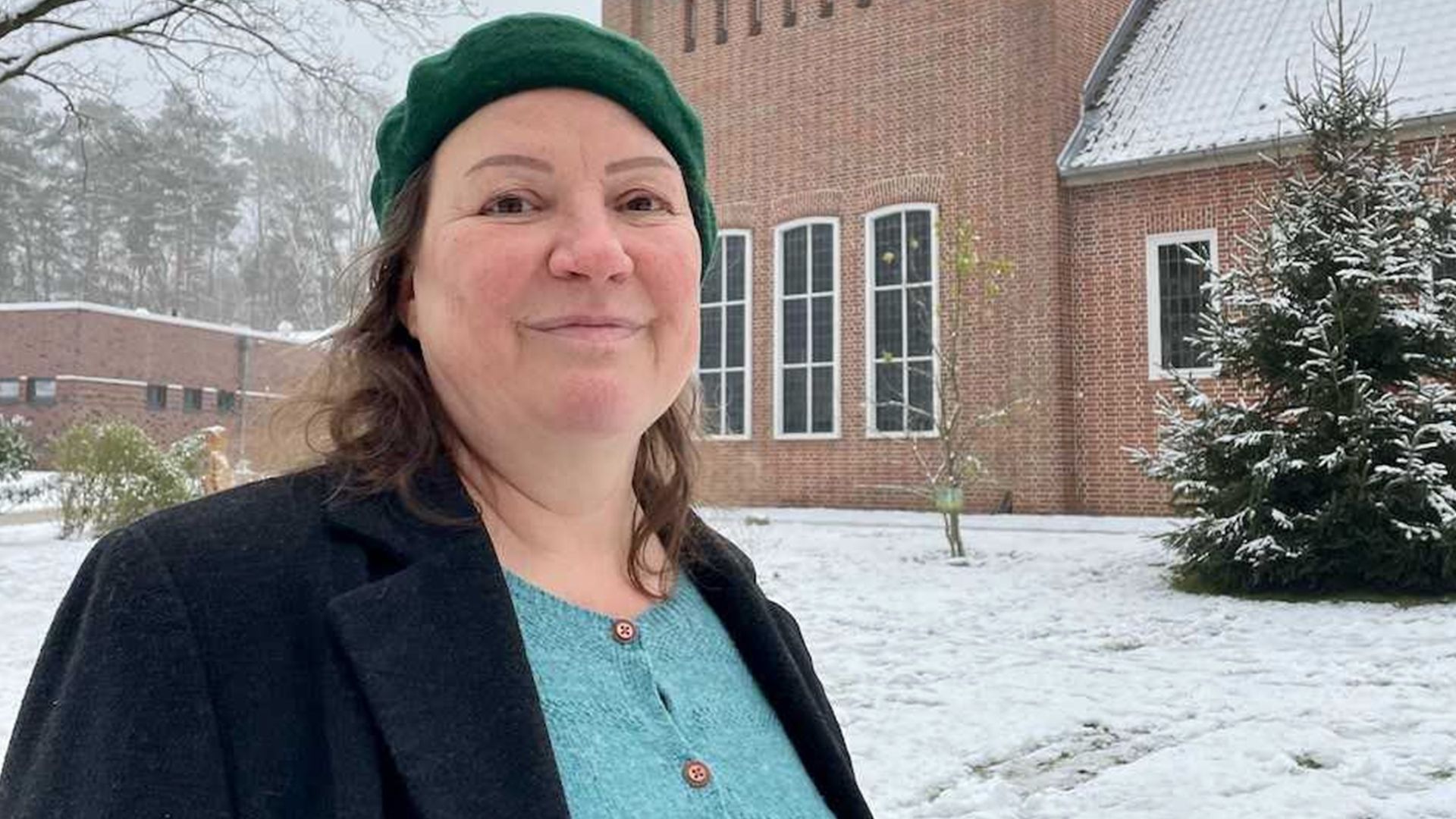 Pastorin Annette Seifert vor der Kreuzkirche in Sprötze. | Foto: C. Wöhling