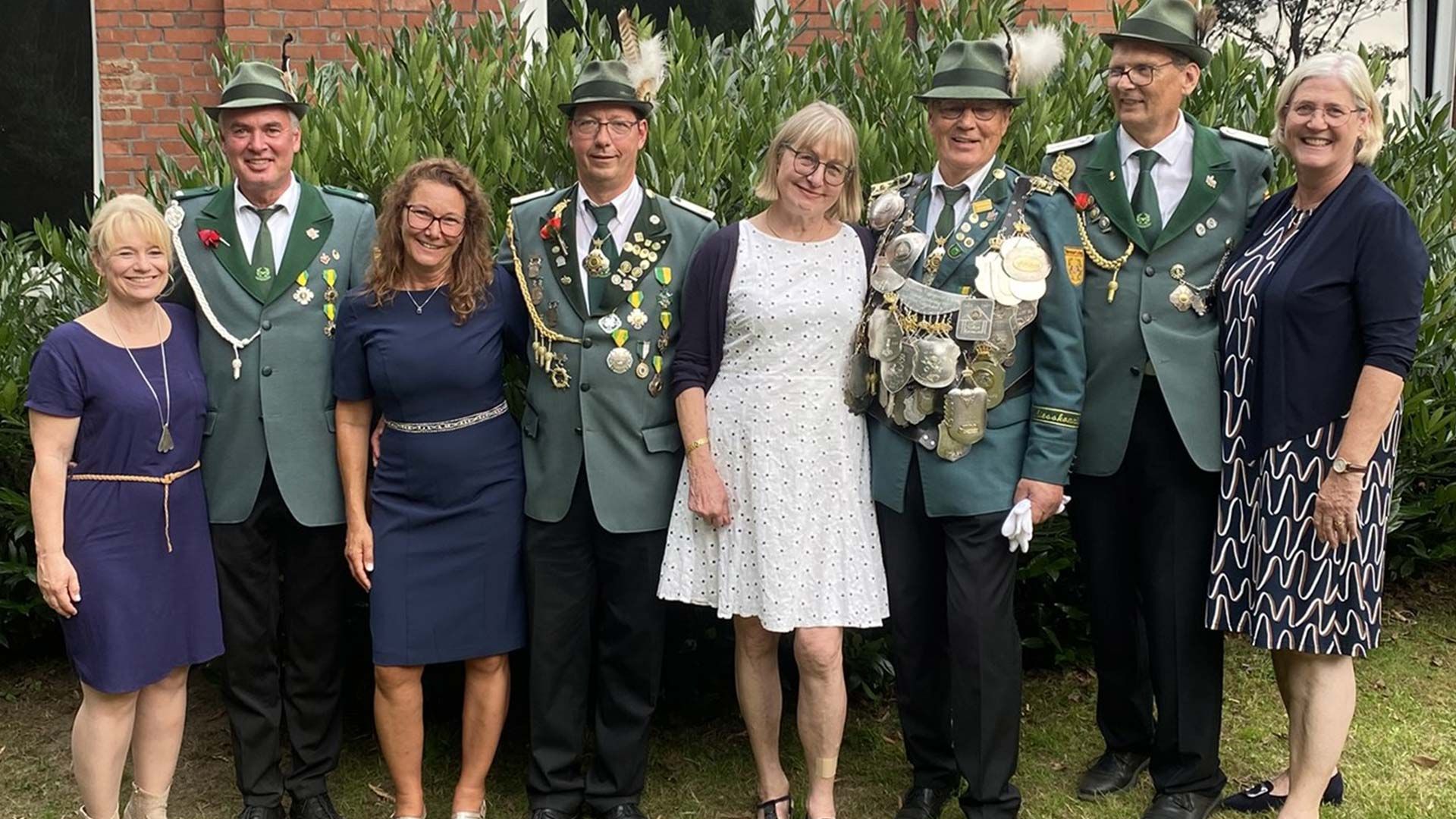 Freuen sich auf das kommende Königsjahr: Sylvia (von links) und Stefan Fischer, Nicole und Arne Vaubel, Sybille und Jürgen Meyer, Stefan und Petra Paschke. Foto: SV Vahrendorf