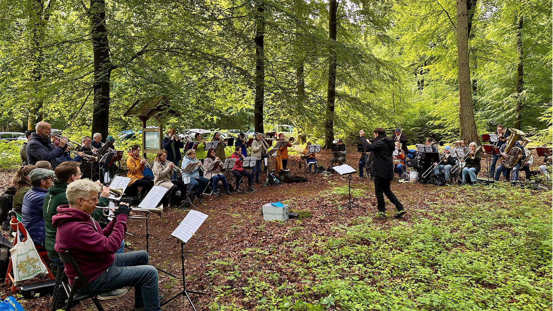 Bläserinnen und Bläser aus Posaunenchören des Kirchenkreises Hittfeld beim  Waldgottesdienst. Sie wirken auch beim Musikspiel „Ester“ mit. Foto: C. Wöhling