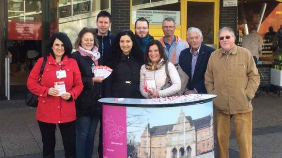 Am Info-Stand des SPD-Distrikts Neugraben-Fischbek: Eftichia Olowson-Saviolaki (von links), Katharina Gajewski, Meik Brand, Pinar Esir, Frank Beranek, Renata o´Connell,Holger Böhm, Werner Weinrich (Besucher) und Heinz Beeken. | Foto: ein