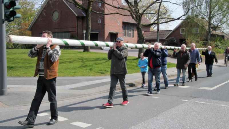 Tradition in Marmstorf- das Maibaum Aufstellen. | Fotocredit: Peter Willems