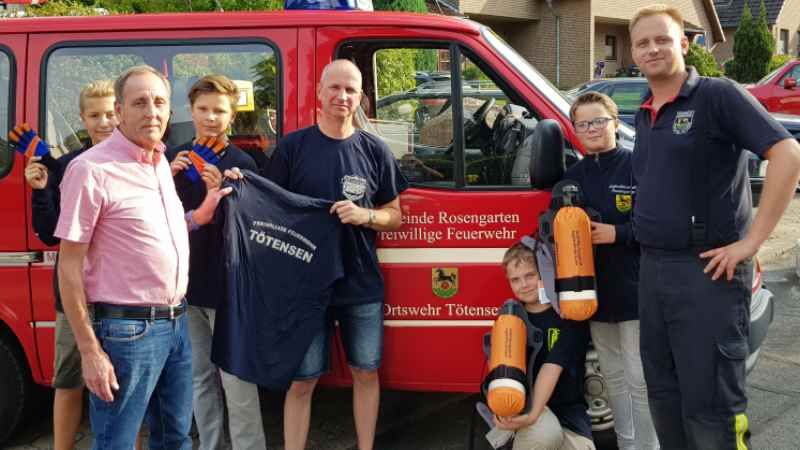 Groß ist die Freude in Tötensen mit Ortsbrandmeister Joachim Krönke-von der Weihe (Vierter von lliinks) an der Spitze über die dank des Fördervereins angeschafften Neuerungen bei der Feuerwehr. | Foto: ein