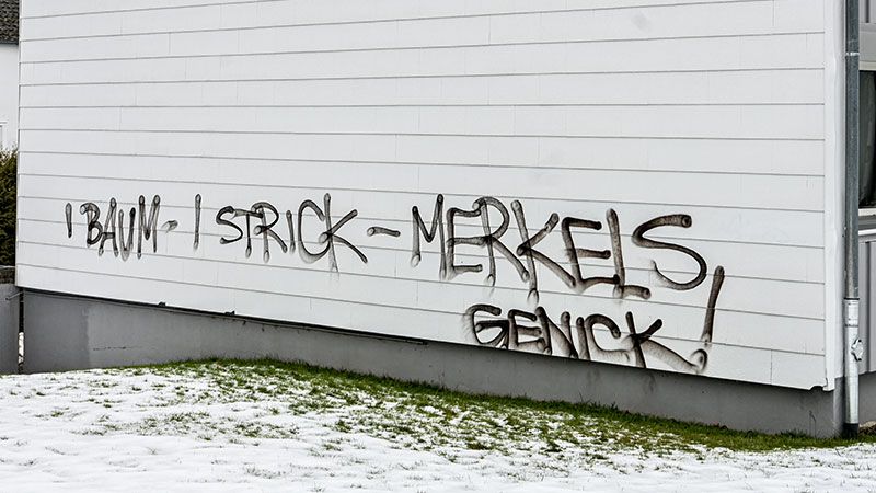 Eine Mordrohung gegen Bundeskanzlerin Angela Merkel an dem Haus in Meckelfeld. | Foto: Niels Kreller