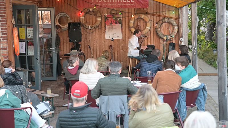 Endlich wieder Live-Musik: Am Samstag gab es erste KOnzerte wie hier von Jan Schröder in der Fischhalle im Harburger Binnenhafen. | Foto: Niels Kreller