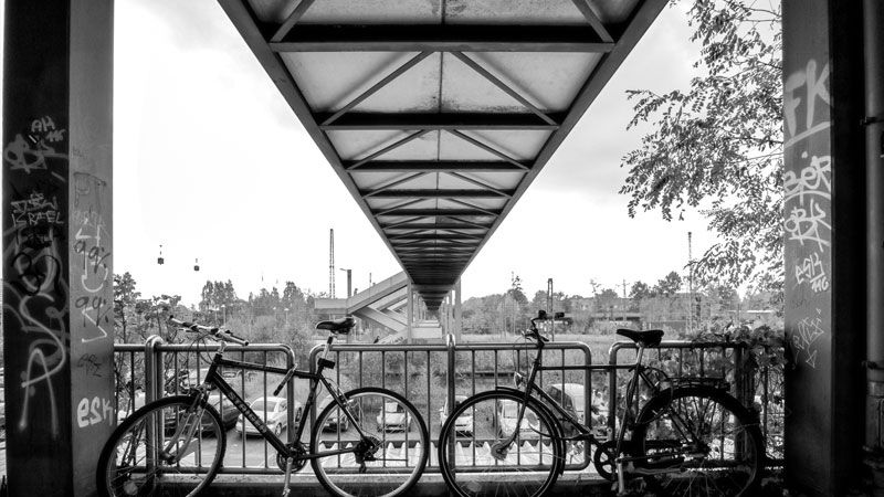 Seit 1983 überspannt die Tigerbrücke - im Volksmund auch blaue Brücke genannt - die Gleise des Buchholzer Bahnhofs - nun wird sie saniert. | Foto: ein