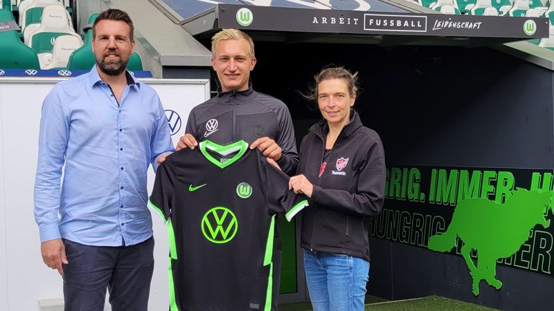 Steffen Schön (links) und Svenja Stadler vom TuS Fleestedt vereinbarten mit Jonas Garzke vom VfL Wolfsburg bei einem Besuch in der Wolfsburger Arena die künftige Partnerschaft im Jugendfußball. | Foto: TuS Fleestedt