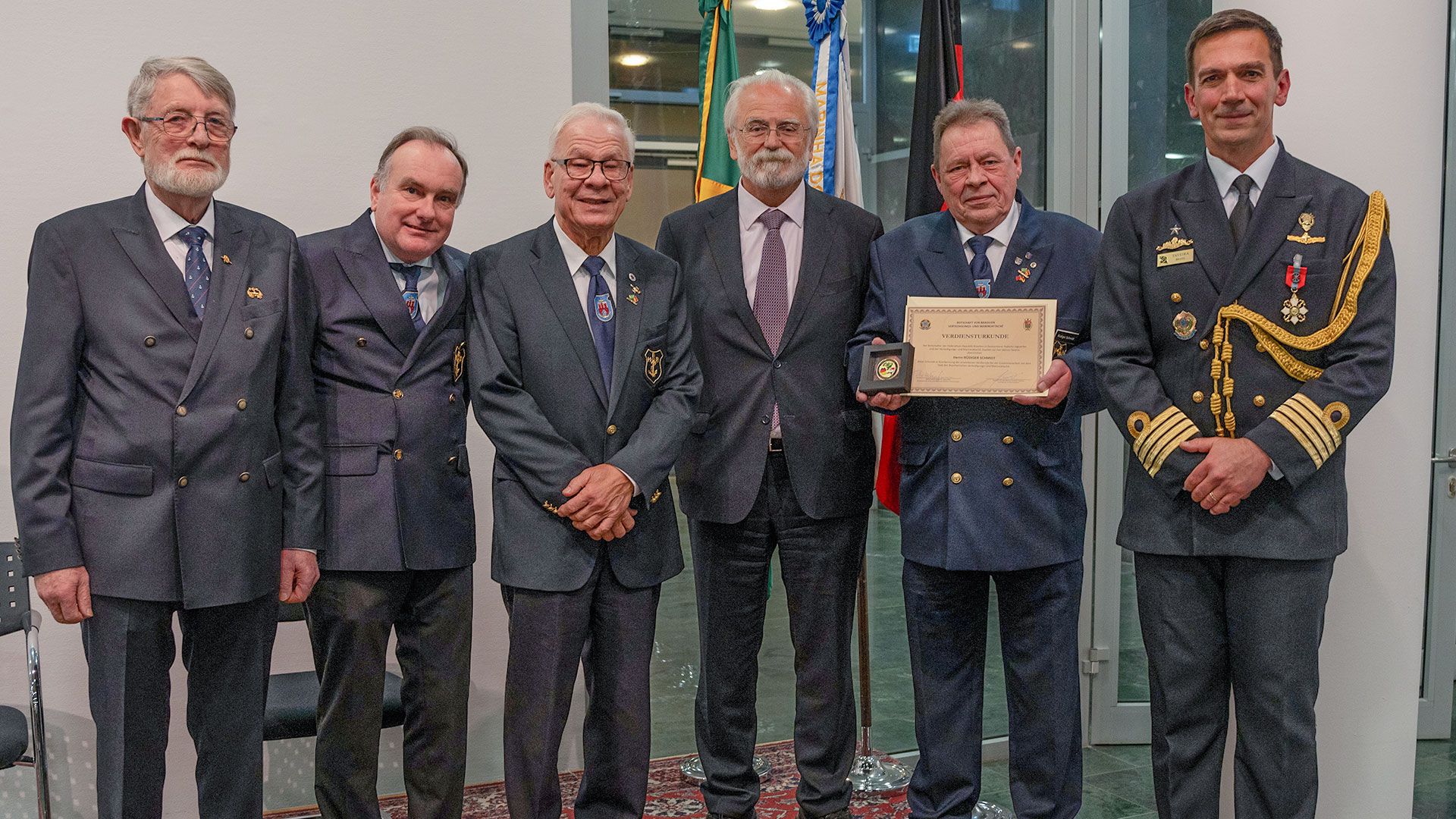 Marineattaché Kapitän zur See Marcio G.M.A. Taveira (von rechts), der Erste Vorsitzende der MKH, Rüdiger Schmidt, der Botschafter Brasiliens, Roberto Jaguaribe, MKH-Vorstandsmitglied Rainer Kurda, Michael Christiansen und Dieter Heitmann. | Foto: M. Mey