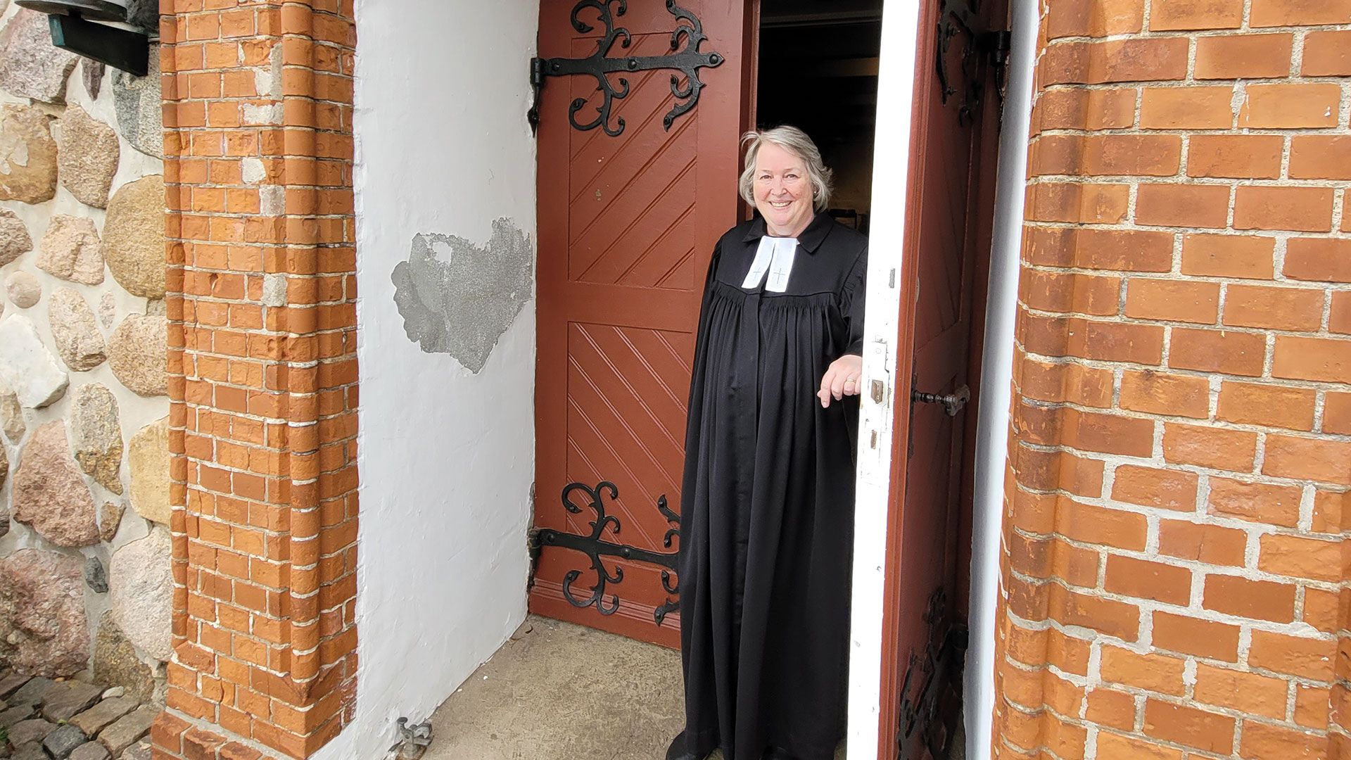 Pastorin Martina Wüstefeld in der Tür der Mauritiuskirche in Hittfeld. Foto: D. Loga-Haenel