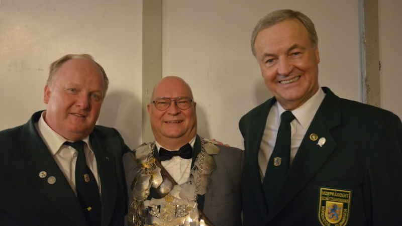 Der Präsident von Nordheide und Elbmarsch Volker Höper (von links) mit Kreiskönig Jens Ebeling und dem Vizepräsidenten Wilfried Stresow vom Elstorf. | Foto: ein