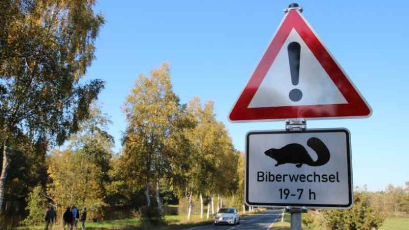 An der Kreisstraße 78 mahnt  ein ungewöhnliches Schild Autofahrer zur Vorsicht. | Foto: ein