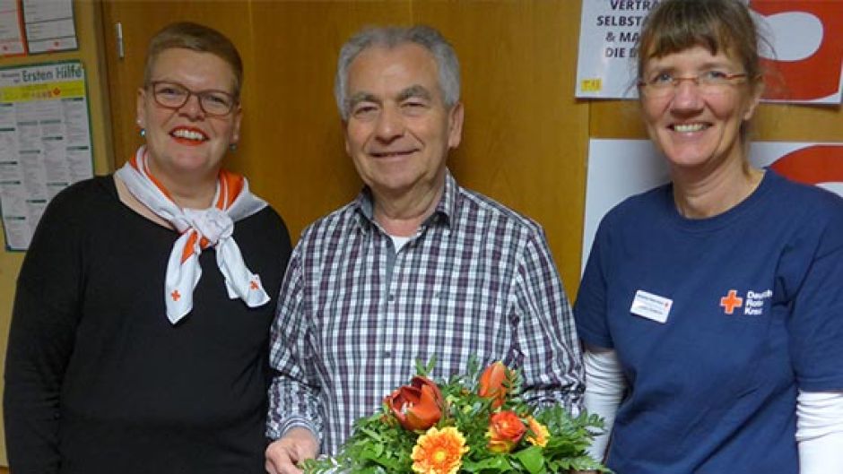 Ehrung für 160 Blutspenden: Petra Husfeldt (von links), Winfried Conrad und Kerstin Gödecke (Obfrau Blutspende DRK-Ortsverein Stelle) | Foto: ein/DRK-Ortsverein Stelle