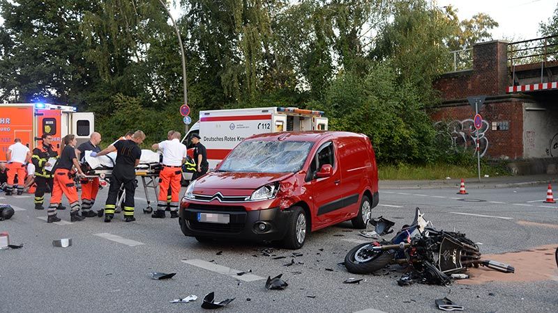 Die Rettungskräfte versorgen die verunglückten Motorradfahrer. | Foto: André Lenthe Fotografie