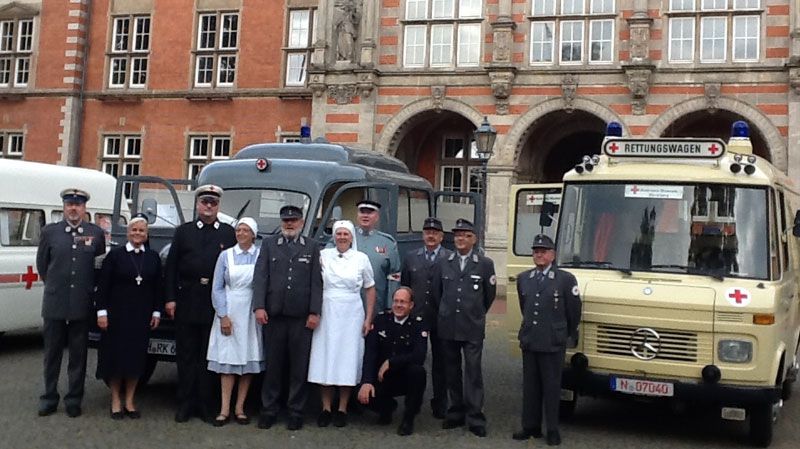 Historische Einsatzfahrzeuge des DRK und Personal in historischen Uniformen wie hier vorm Harburger Rathaus werden an Himmelfahrt auch erwartet. | Foto: DRK Harburg