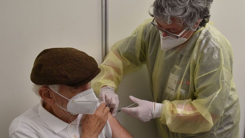 Krankenschwester Martina Riechers impfte Walter Aulert (85) aus Buchholz im IMpfzentrum vor Ort. | Foto: ein