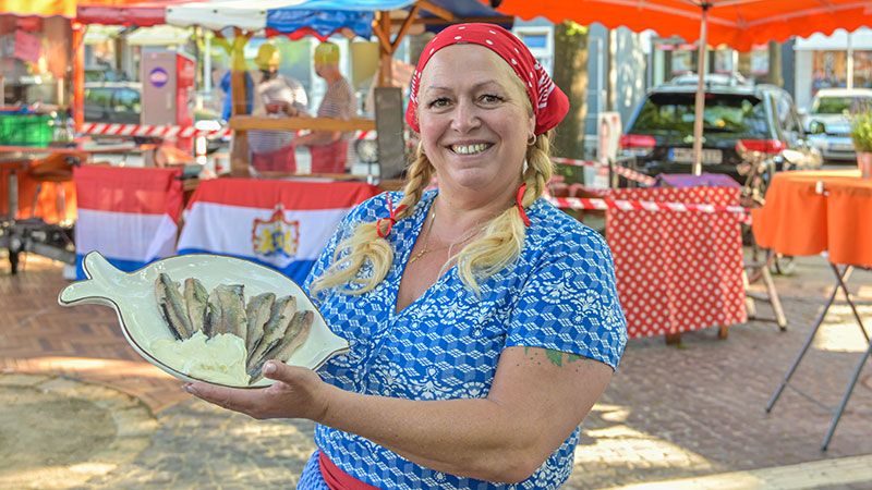 Bei Anuschka Blockhaus auf dem Harburger Wochenmarkt läuft gerade Matjes-Saison.