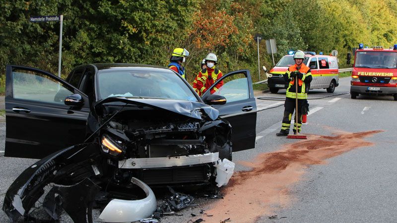 Bei diesem Unfall in Beckedorf wurden zwei PKW teils massiv zerstört, drei Personen erlitten zumeist leichte Verletzungen. Die Feuerwehr streute auslaufende Betriebsstoffe ab. | Foto: Pressestelle FF Seevetal